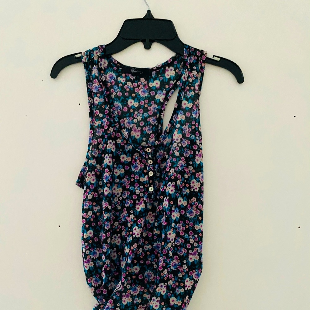Very cute floral top can be worn cropped or tank